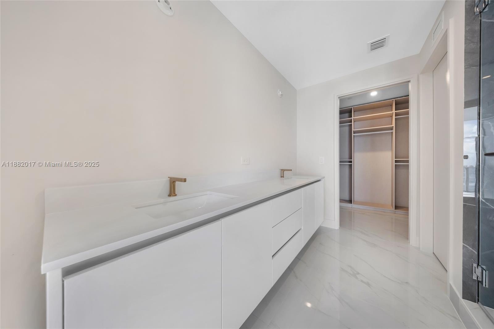 ARIA RESERVE - Residential Lease