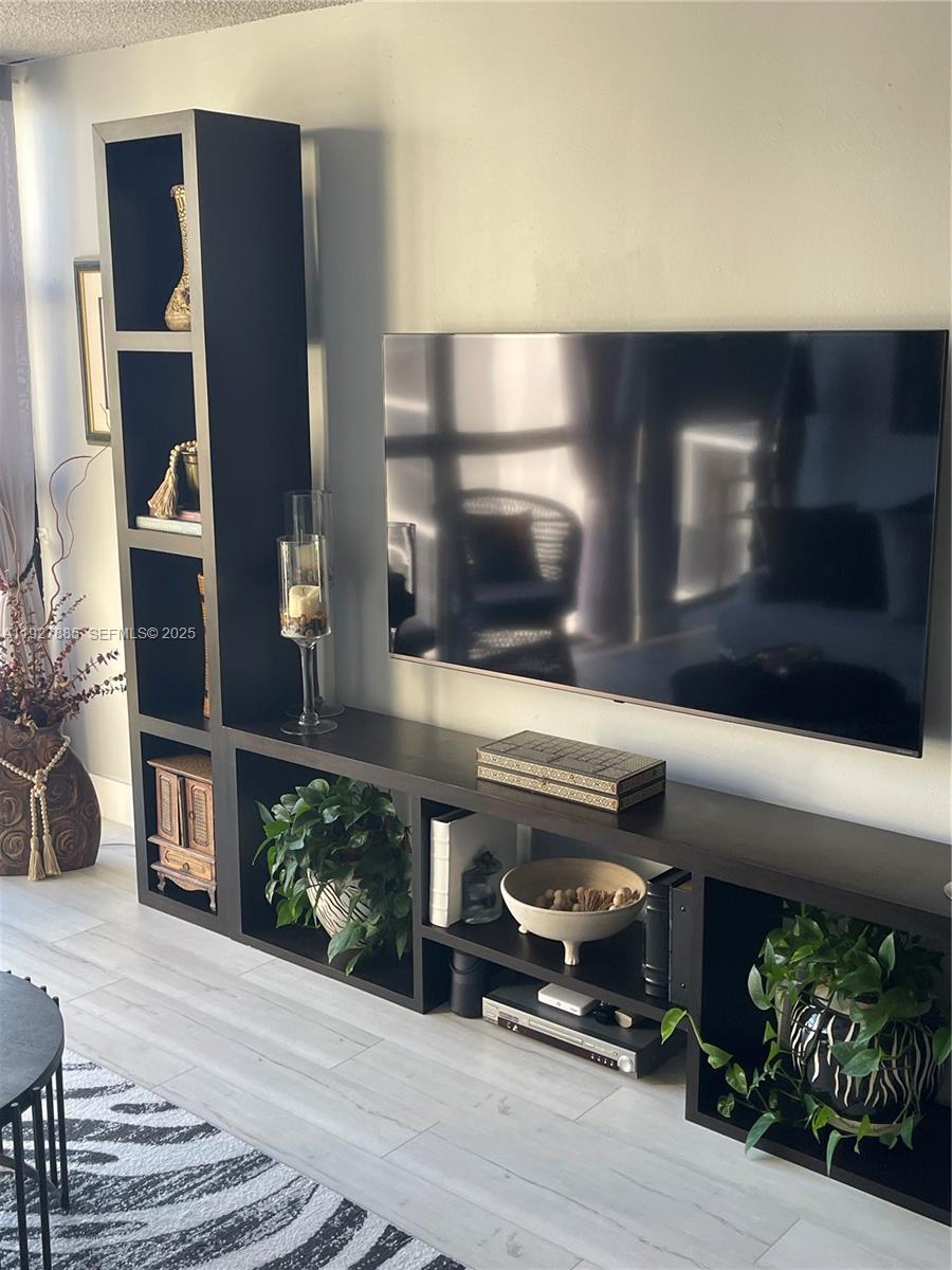 200 LESLIE CONDO - Residential