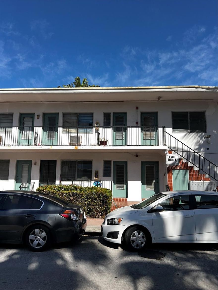 1 bedroom, 1 bathroom residence in the heart of South Beach. Prime location just steps from Lincoln Road, Flamingo Park, world-class dining, shopping, and the beach. Enjoy the convenience of walkable living with easy access to public transportation. Unit is available for immediate occupancy. Fast approval  don’t miss this opportunity to live in one of Miami Beach’s most desirable neighborhoods.