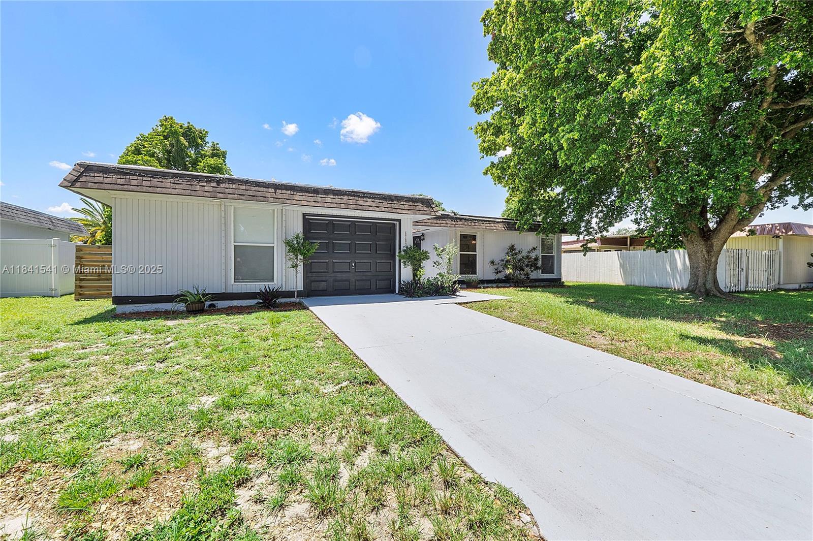6703 Brookwood Blvd, Tamarac, FL, 33321/$449,000 1 6703 Brookwood Blvd