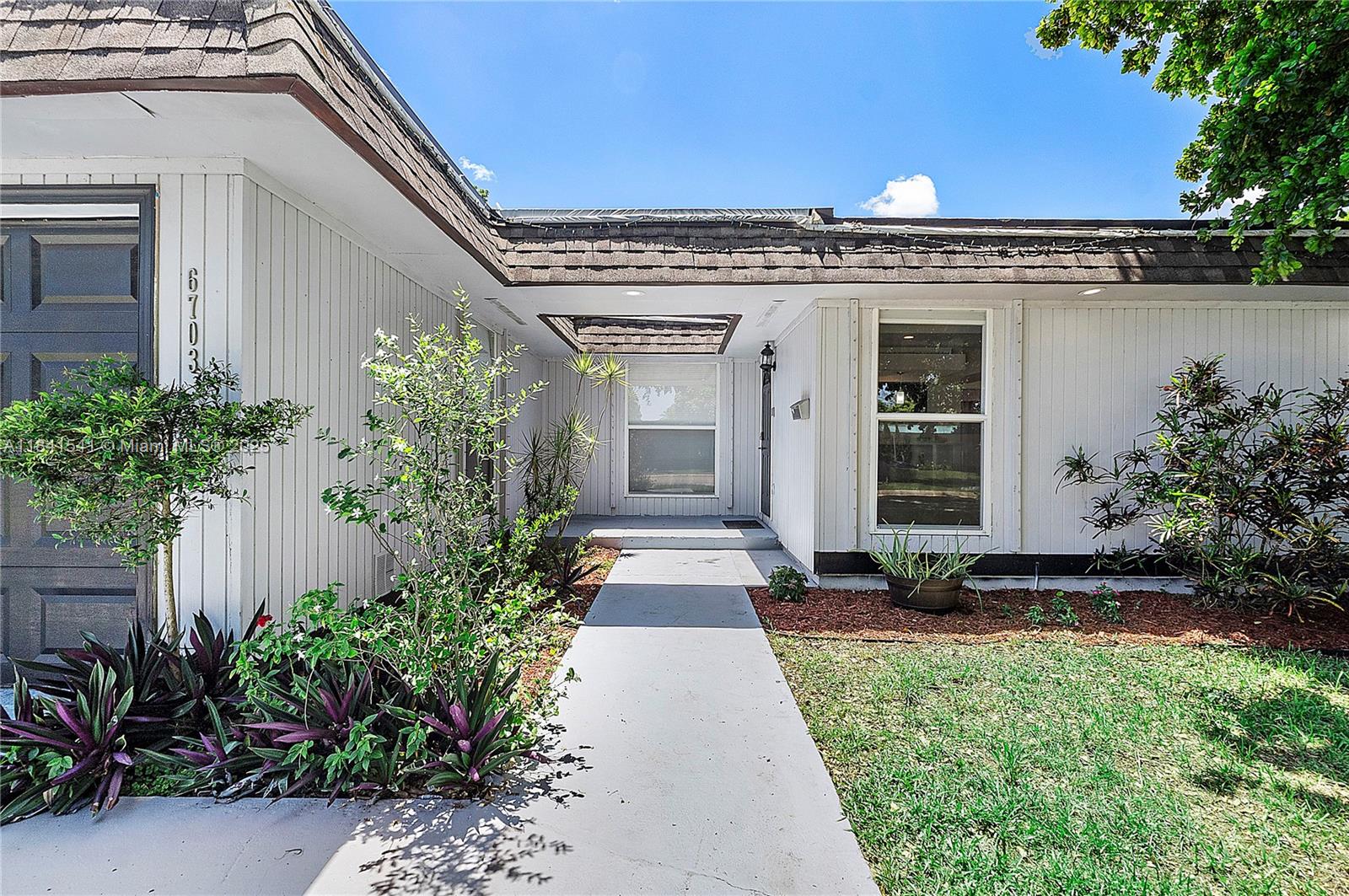 6703 Brookwood Blvd, Tamarac, FL, 33321/$449,000 2 6703 Brookwood Blvd