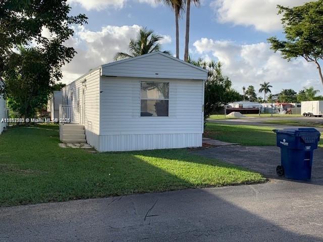 2 bedrooms, 2 Bathrooms . Large living room, new kitchen cabinets. Large corner lot with utility shed. The FL Keys is only minutes away. Gateway Estates is a gated community with several lakes, a community pool.