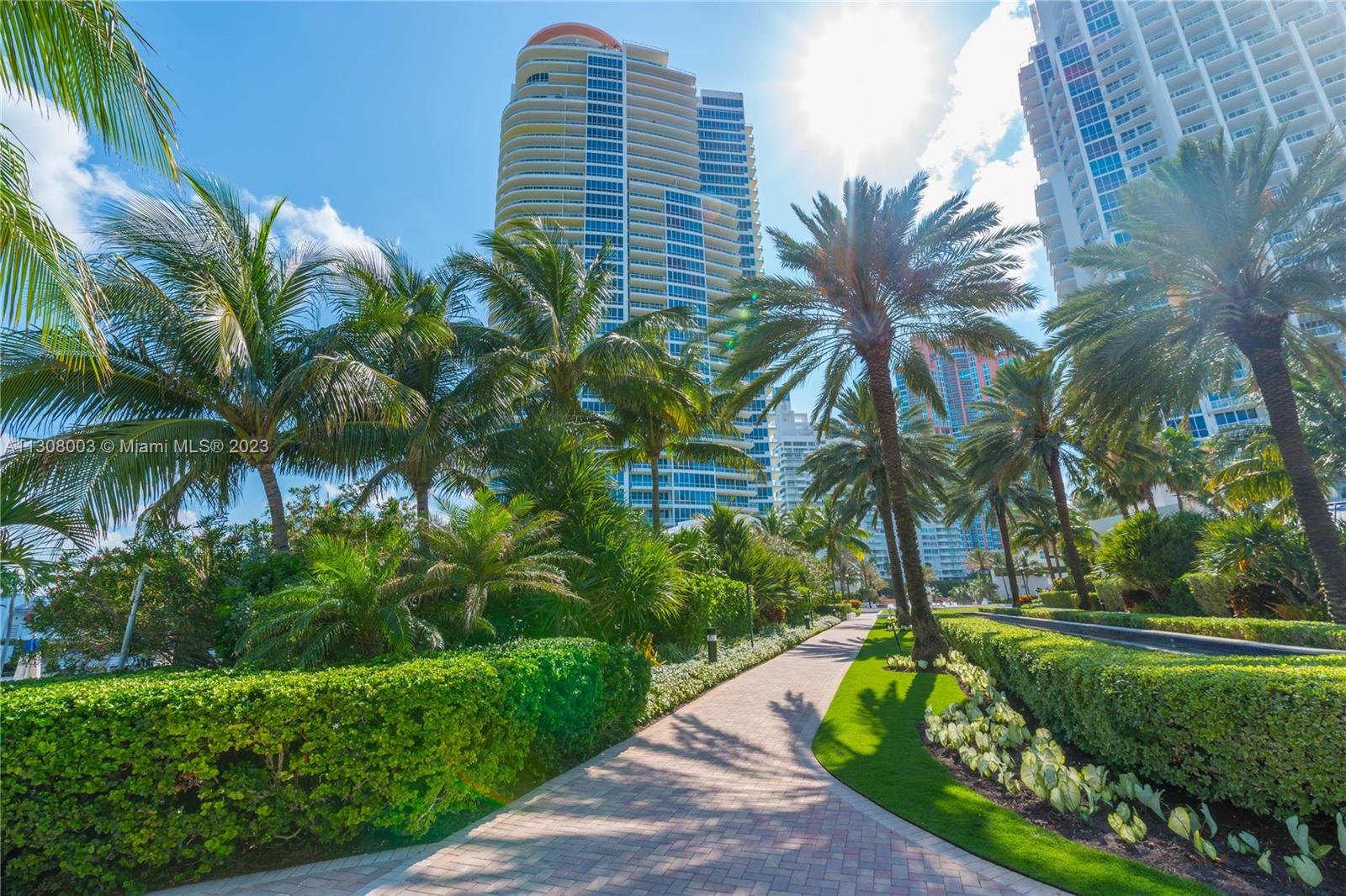 CONTINUUM ON SOUTH BEACH - Residential