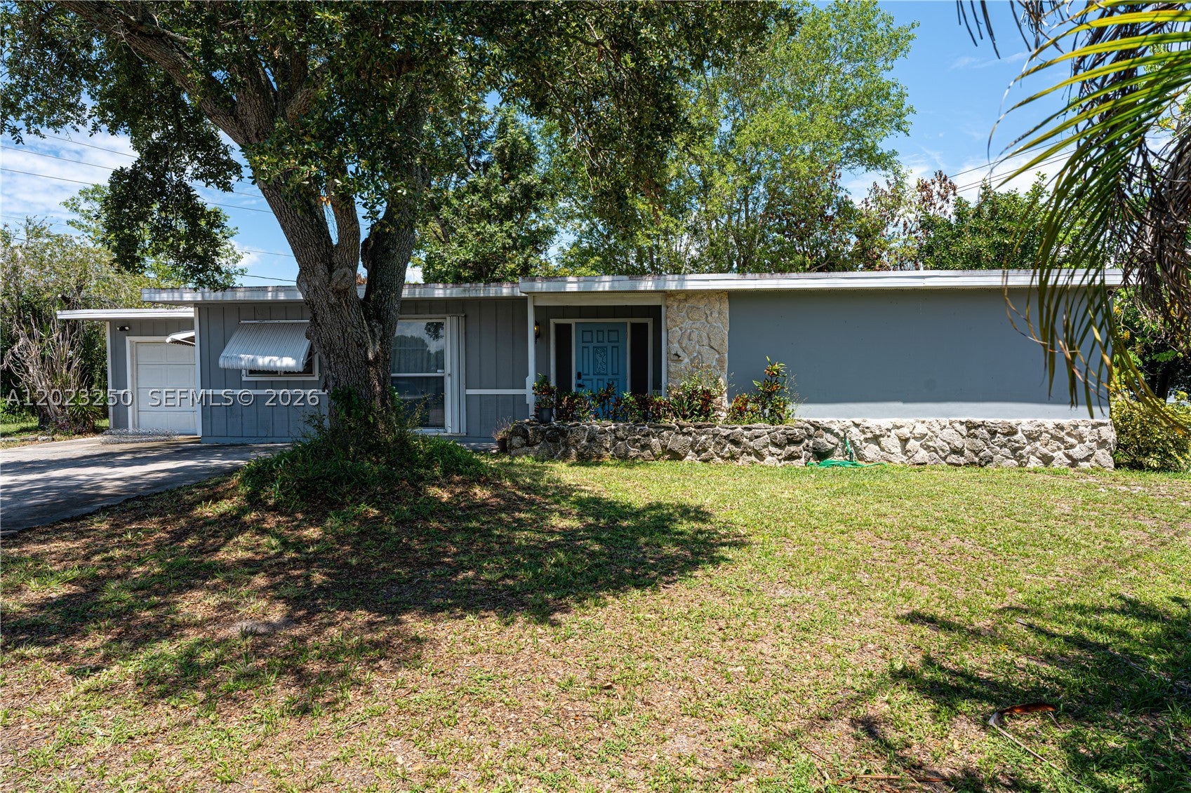 982 SW Airoso Blvd