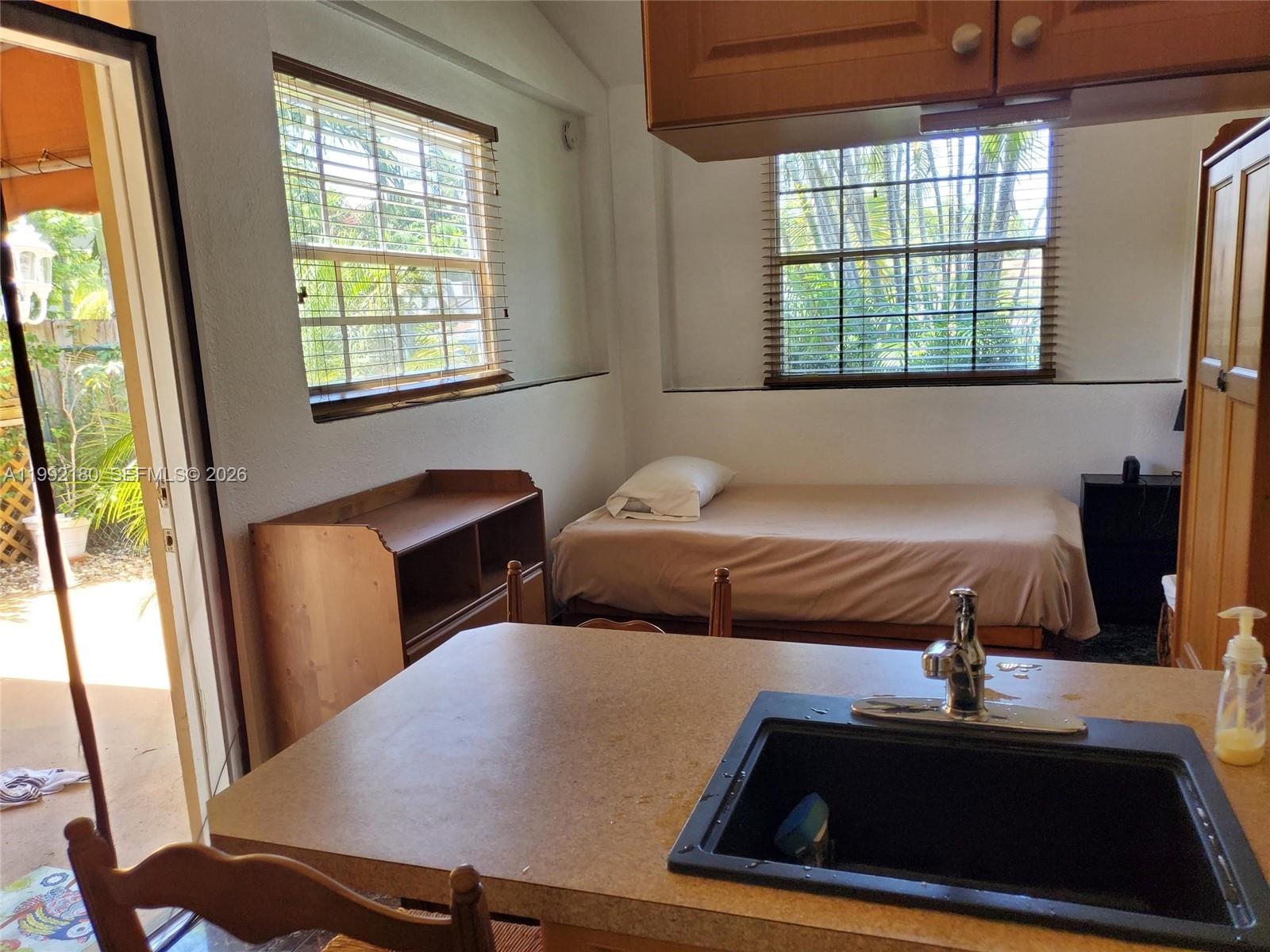 HOLLYWOOD ESTATES - Residential Lease
