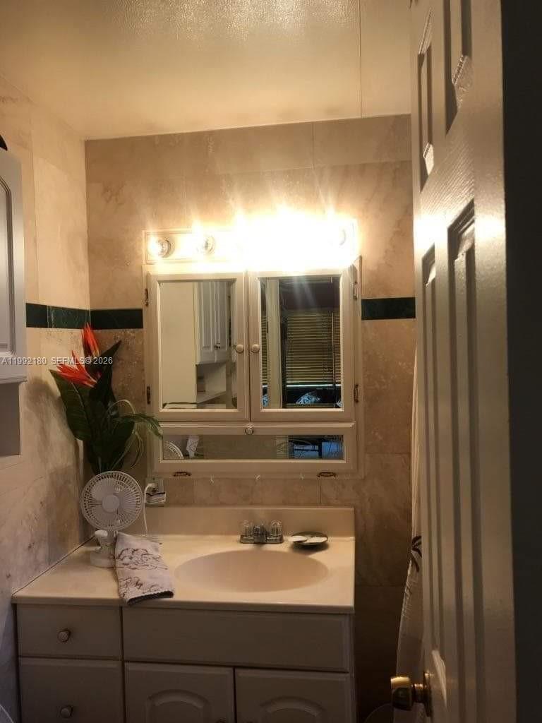 HOLLYWOOD ESTATES - Residential Lease