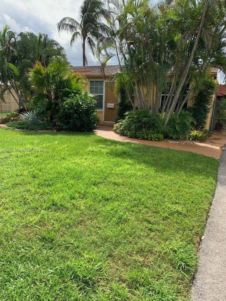 HOLLYWOOD ESTATES - Residential Lease