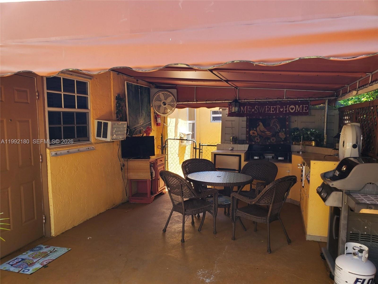 HOLLYWOOD ESTATES - Residential Lease