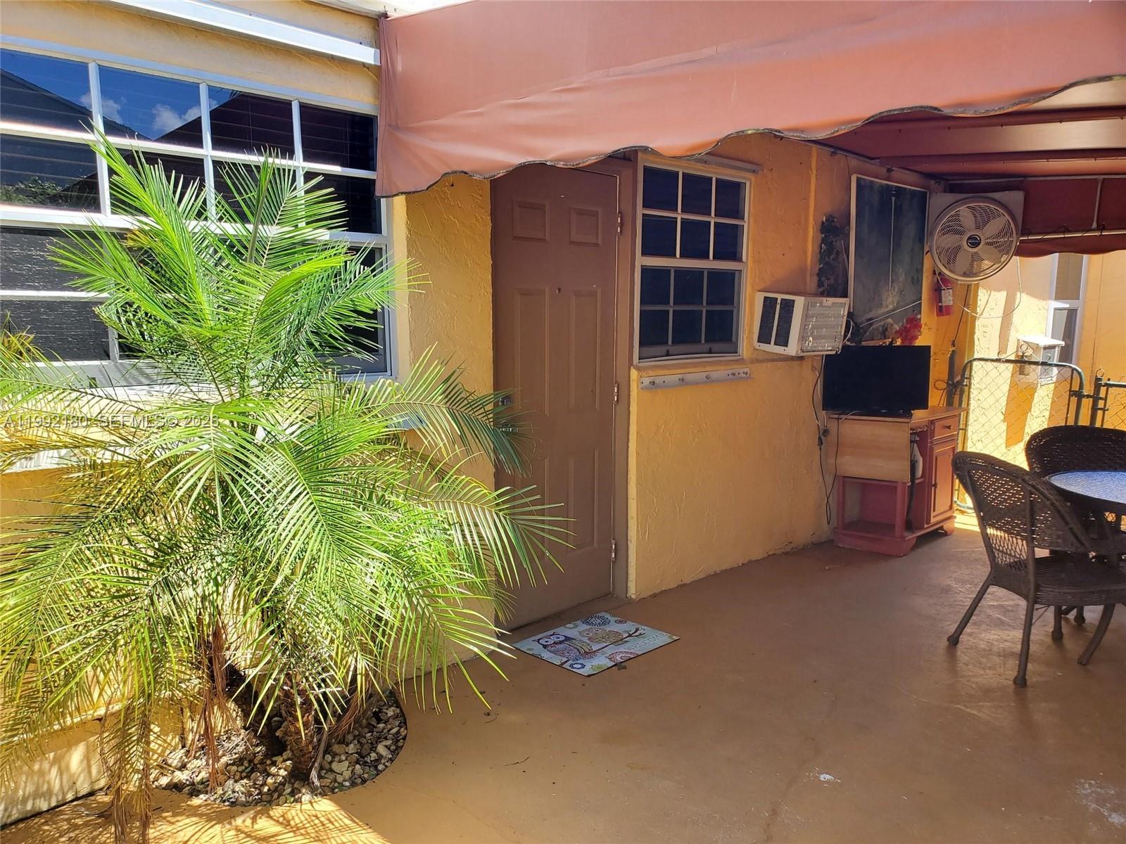 HOLLYWOOD ESTATES - Residential Lease