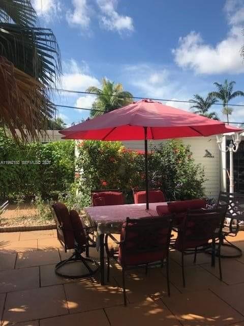 HOLLYWOOD ESTATES - Residential Lease