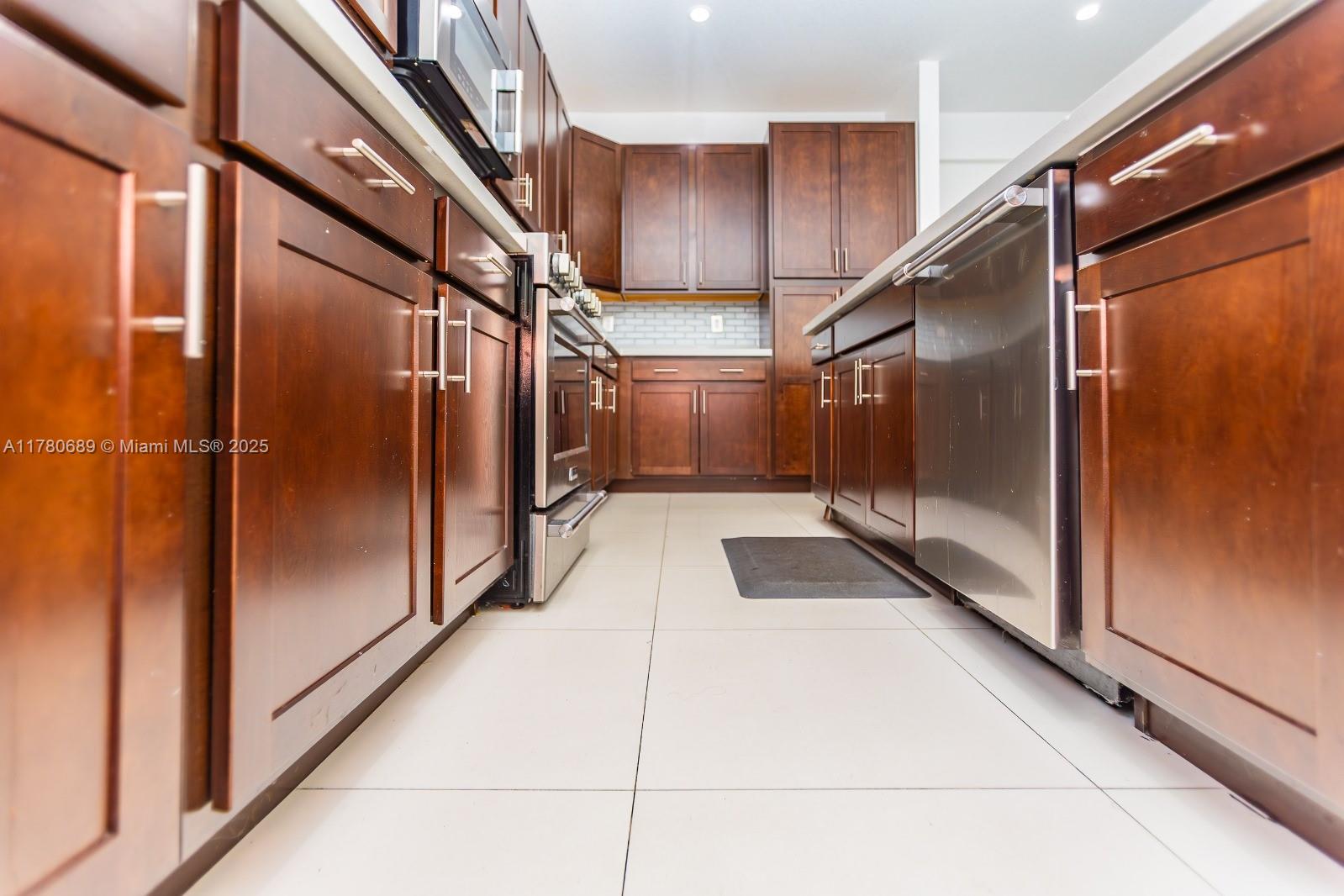 CYPRESS LAKE - Residential