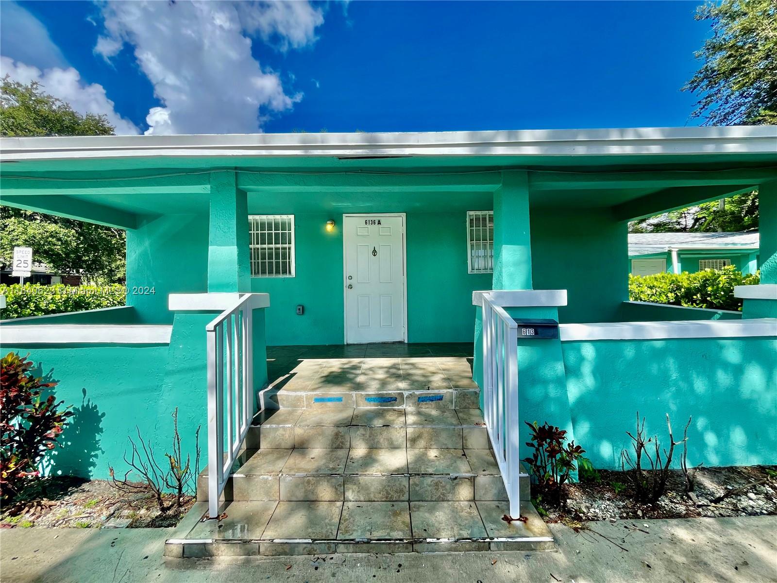 Discover a charming, centrally-located 2/1 duplex featuring private parking and an expansive front porch. Enjoy the modernized kitchen and central air conditioning in a generously sized space. Benefit from swift approval processes without the hassle of an HOA. Seize this opportunity now.