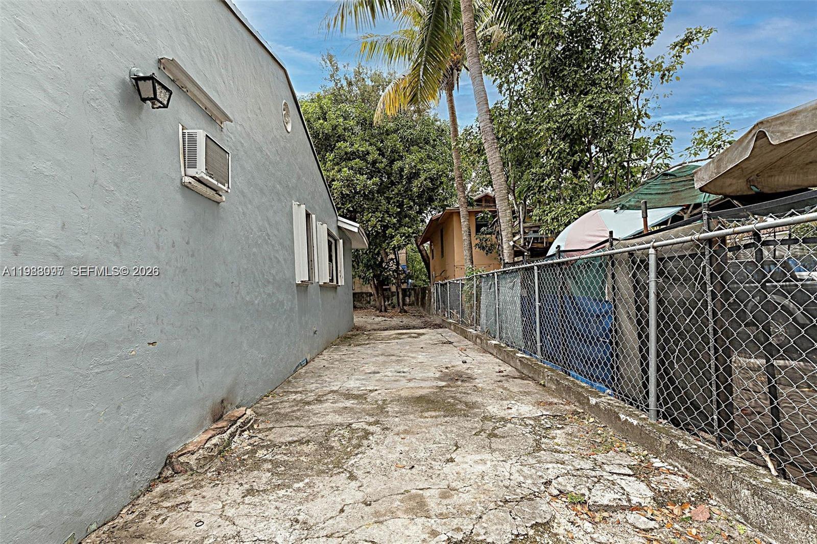 DIXIE HIGHWAY TRACK - Residential Lease