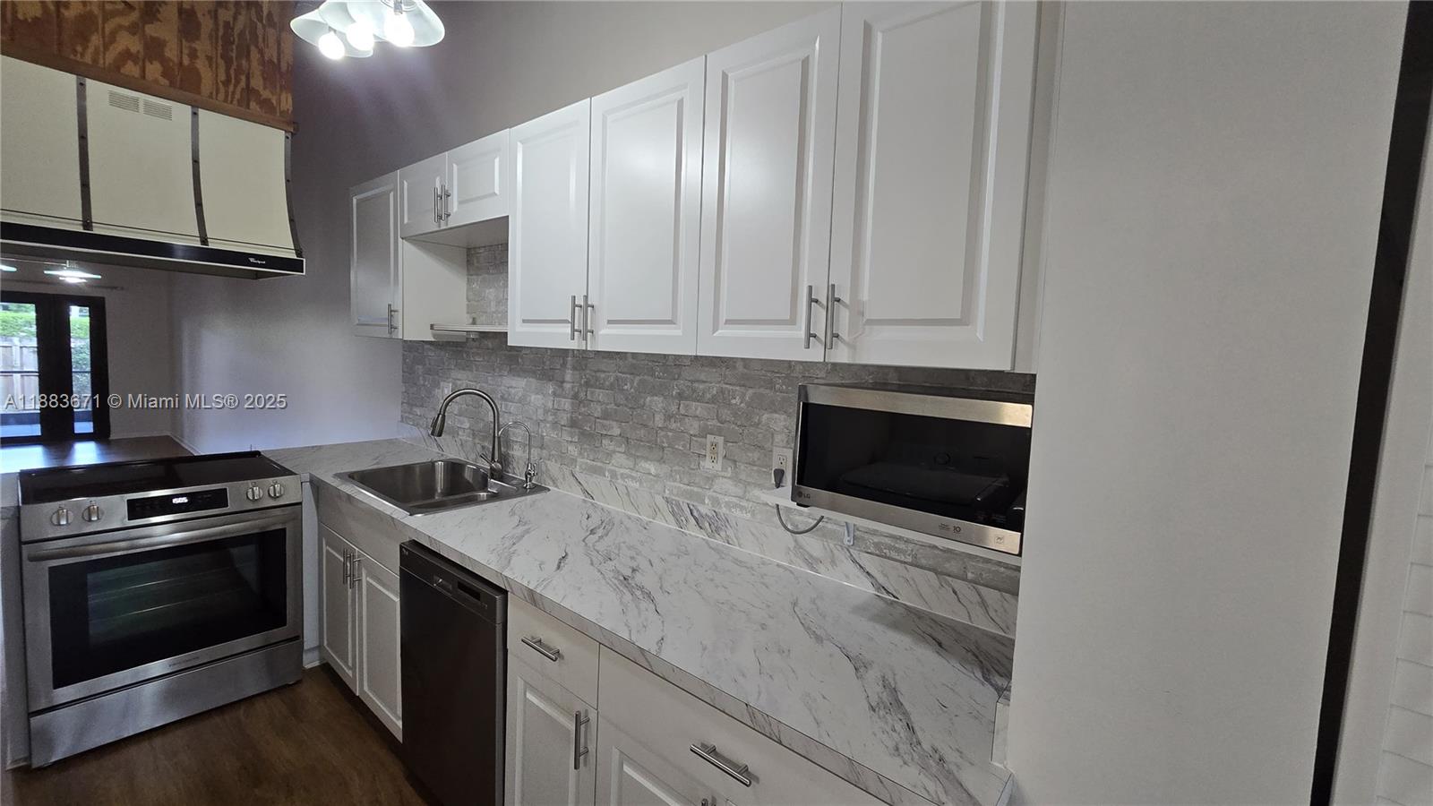 EVERGLADES SUGAR & LAND C - Residential Lease