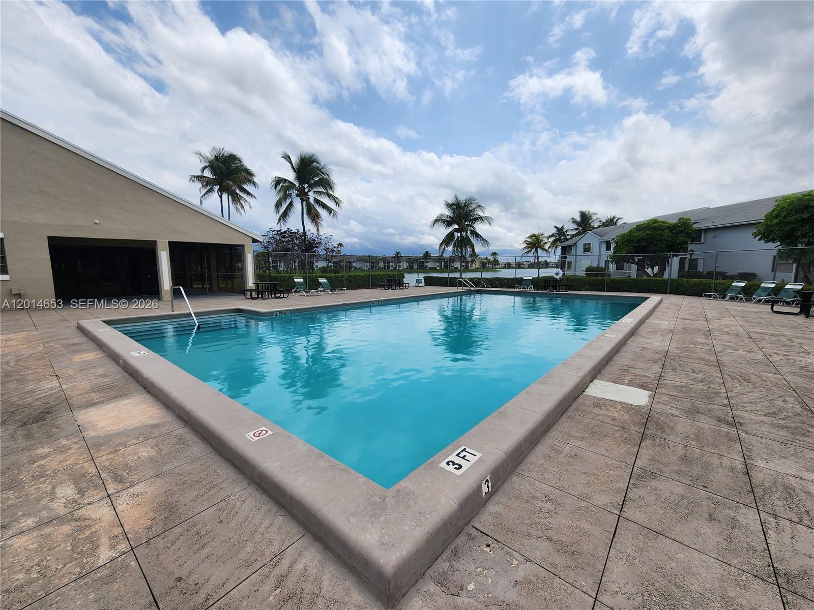 LAKESHORE CONDO #4 - Residential