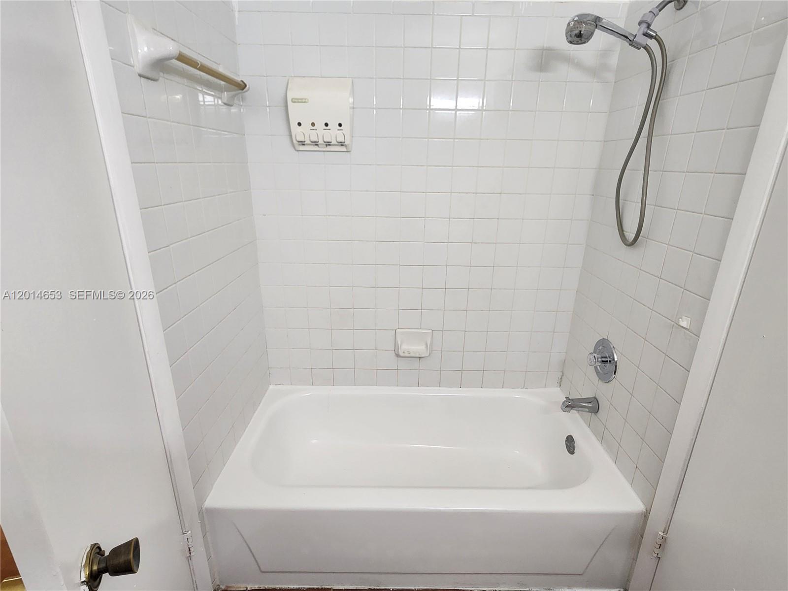 LAKESHORE CONDO #4 - Residential