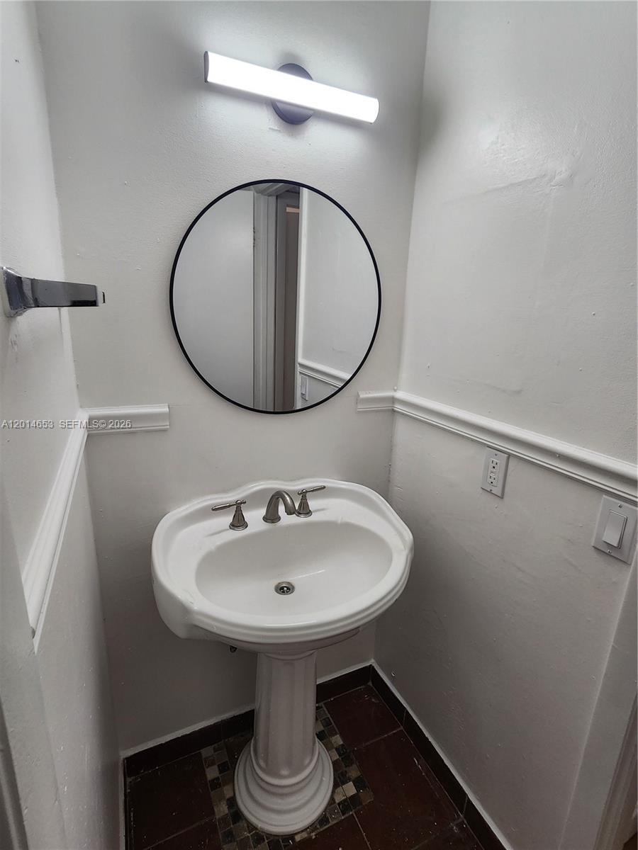LAKESHORE CONDO #4 - Residential