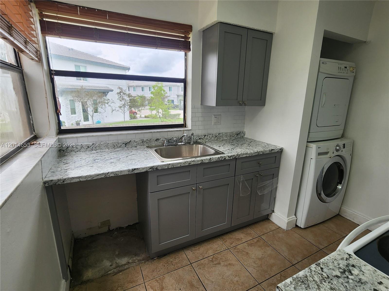 LAKESHORE CONDO #4 - Residential