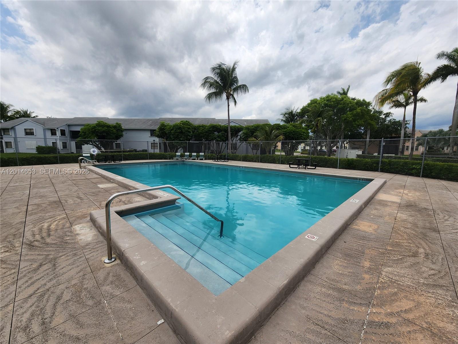 LAKESHORE CONDO #4 - Residential