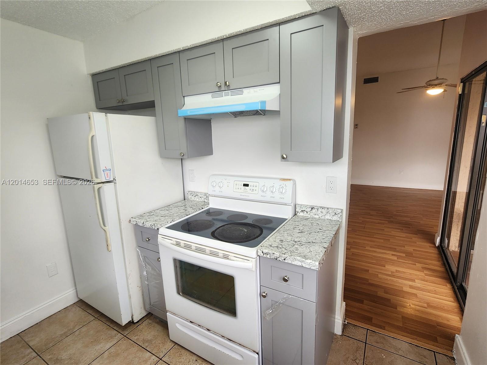 LAKESHORE CONDO #4 - Residential