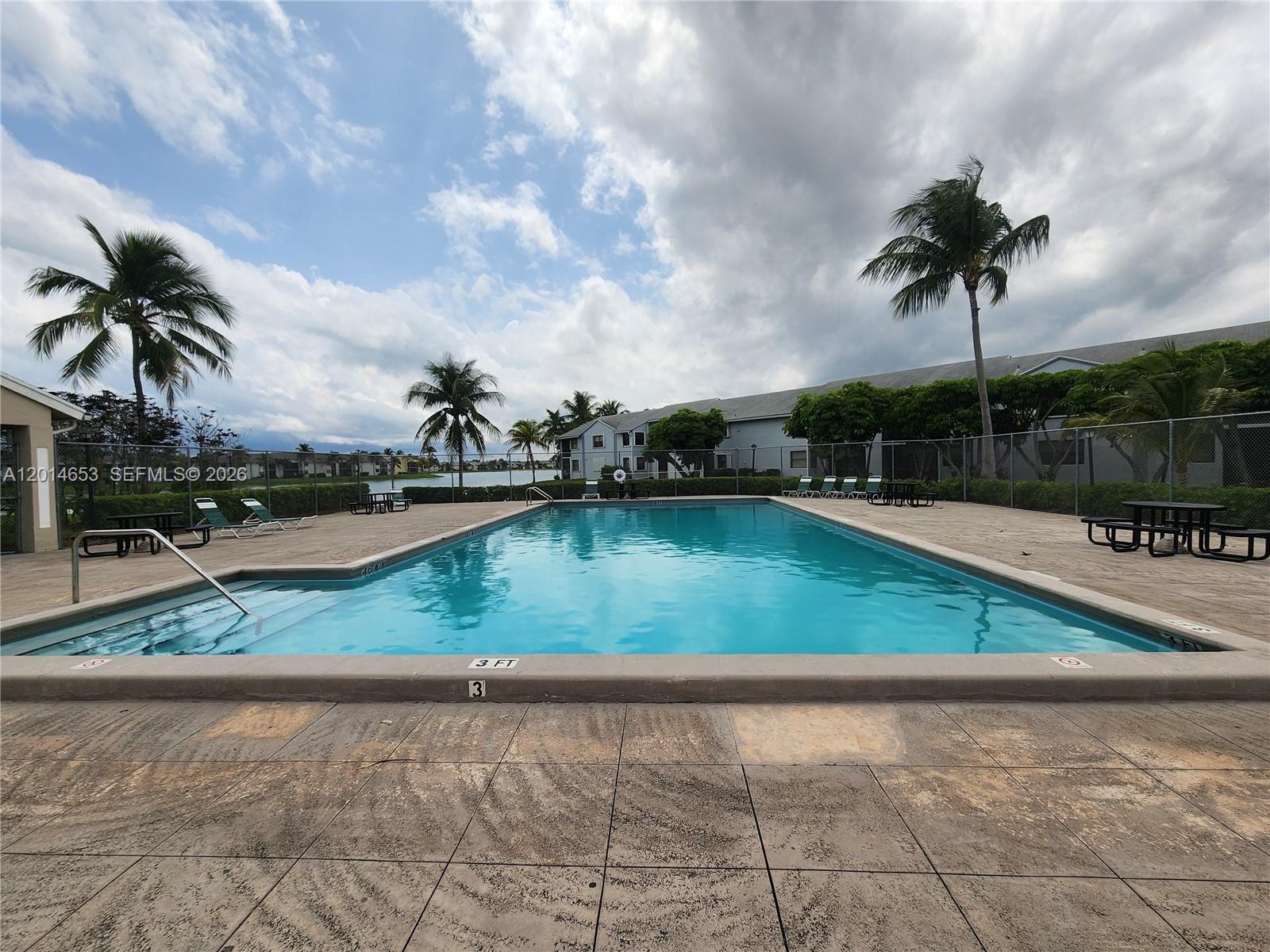 LAKESHORE CONDO #4 - Residential