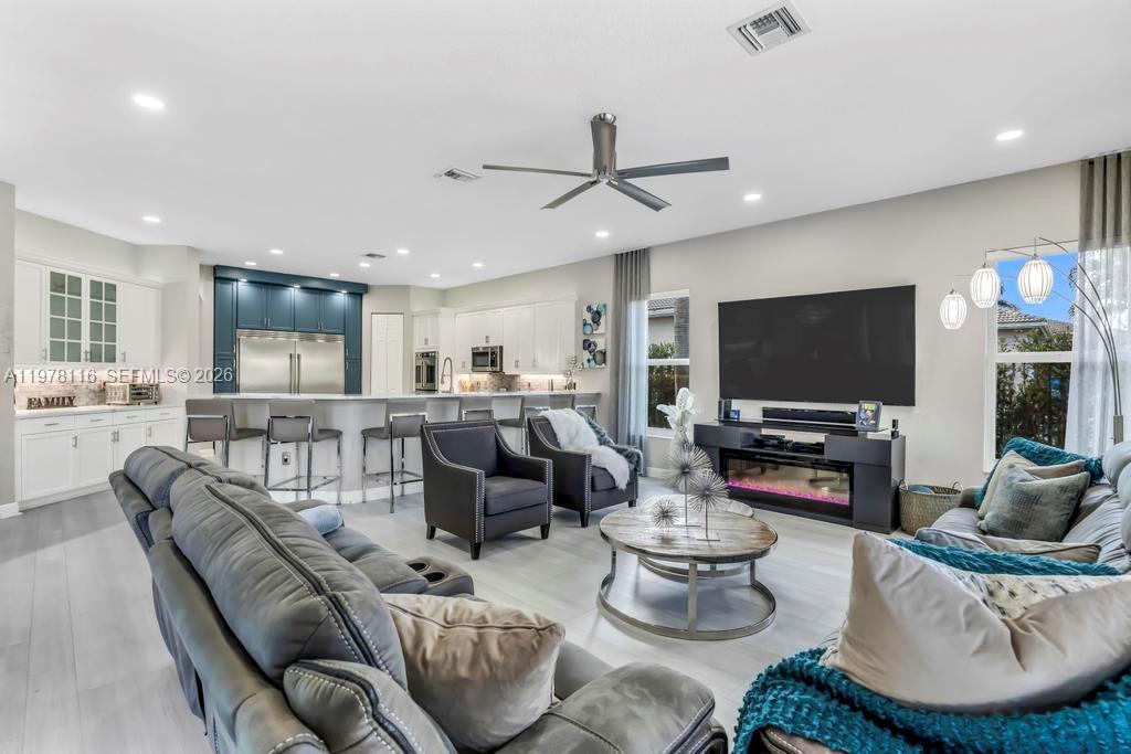 SUNSET LAKES PLAT THREE - Residential