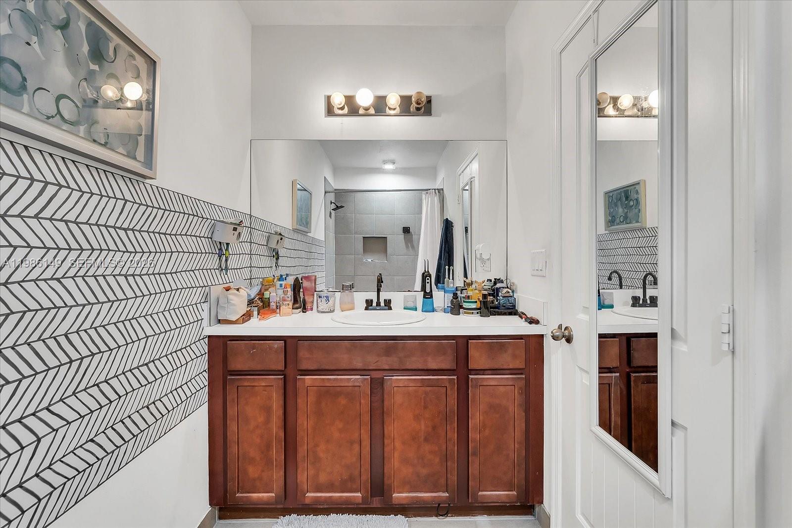 MANDARIN LAKES - Residential