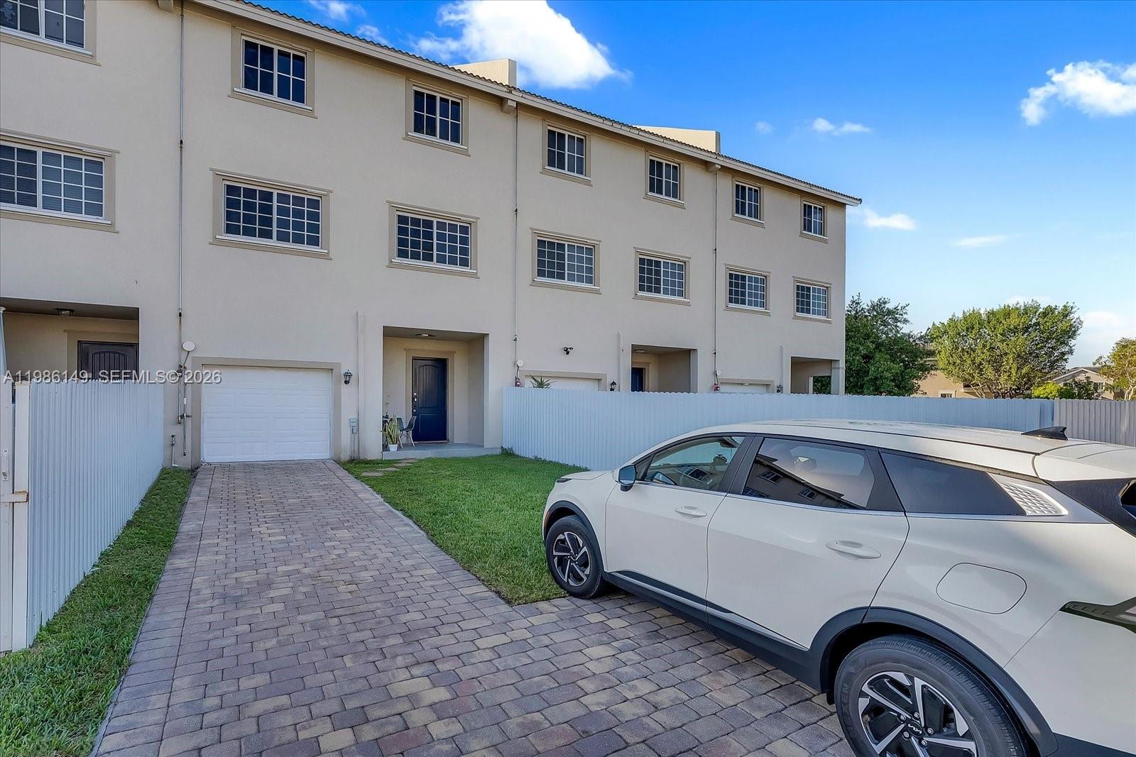 MANDARIN LAKES - Residential