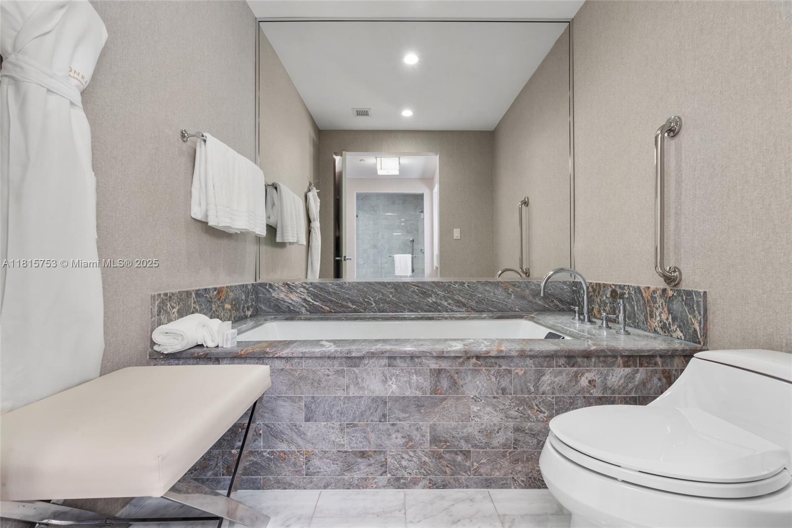 551 FLB CONDOMINIUM HOTEL - Residential
