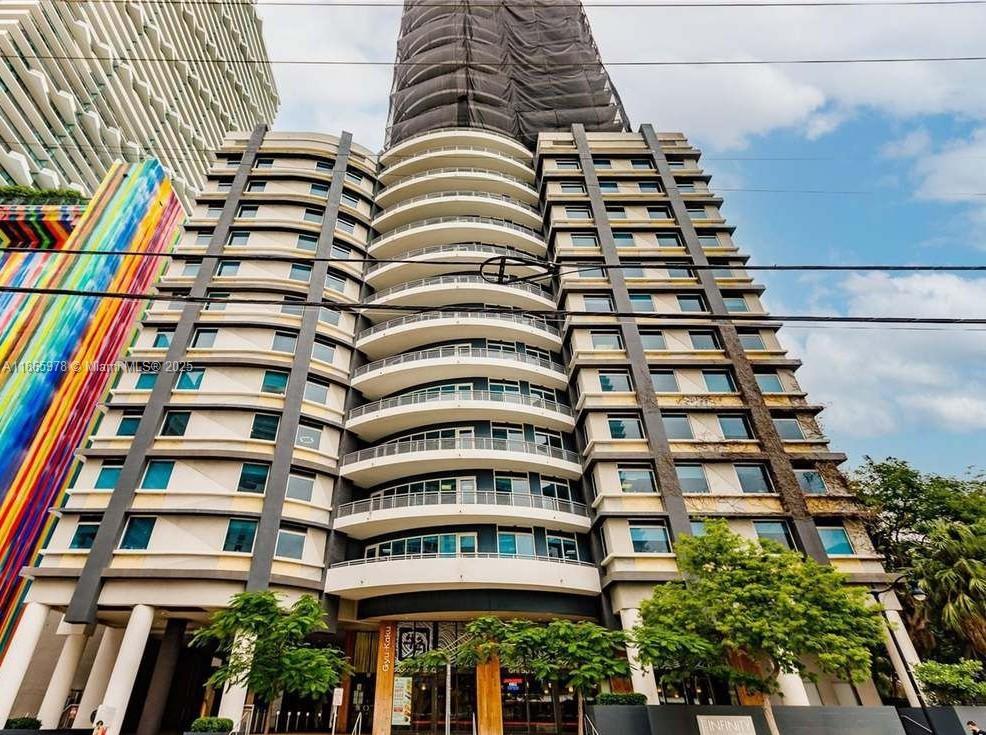 Now available for rent in the heart of Brickell! This beautiful condo offers double-height ceilings. Enjoy resort-style amenities including a gym, sauna, steam room, pool, jacuzzi, valet, and party room. Ideally located within walking distance to Brickell City Centre, Publix, Metrorail, and I-95.