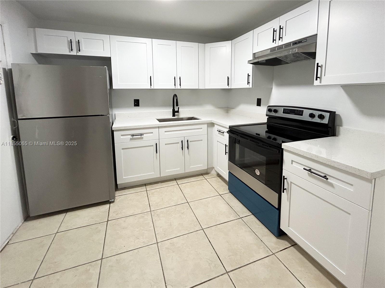 Charming 2-bedroom, 1-bathroom apartment.
Upon entering, you'll be greeted by a modern, spacious, and inviting atmosphere. Air conditioning ensures an ideal temperature year-round, while elegant flooring adds a touch of sophistication. The kitchen is elegantly equipped, and one parking space is included.
- Easy-care tile floors
- Central air conditioning
- Stainless steel appliances
- Refrigerator and stove
- Range hood
- Modern countertops
- Single-tone cabinetry
- Ample storage space
- Modern details throughout the home
- On-site laundry
SE HABLA ESPAÑOL!