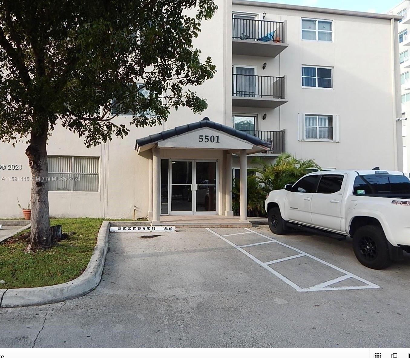 Great opportunity for investors or first-time buyer, to own a centrally located 1 bedroom, 1 bathroom condo. Building is in a gated complex, with pool overlooking Blue Lagoon, and low maintenance fee. Situated just minutes from Miami International Airport, shopping and easily accessible to highways & public transportation.