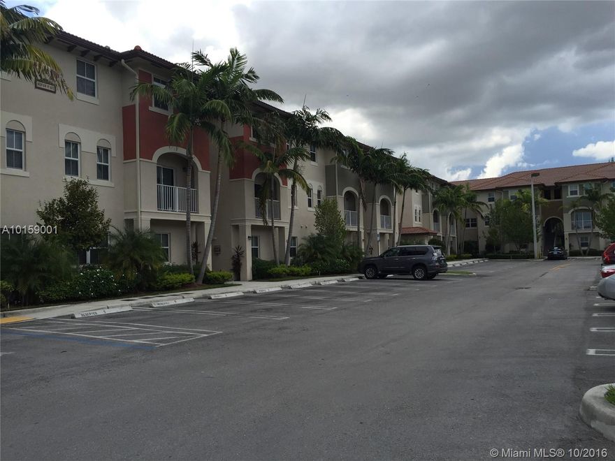 Spacious two story condo, 3 rooms 2.5 bathrooms. Granite counter top and wood cabinets in Kitchen. Lake view! Easy to show!