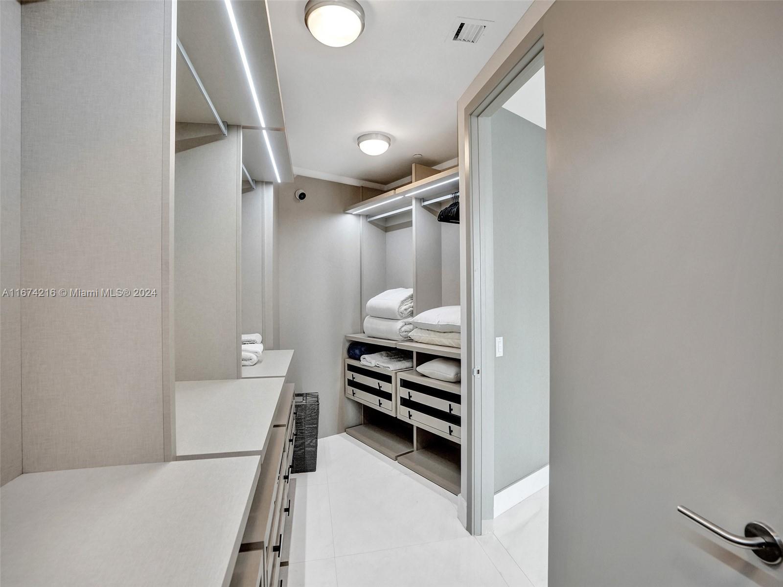 18555 COLLINS AVENUE COND - Residential