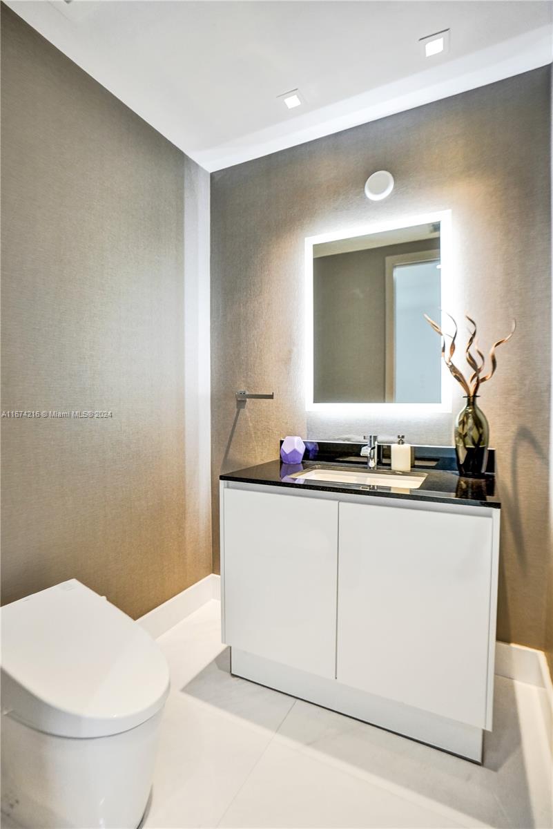 18555 COLLINS AVENUE COND - Residential