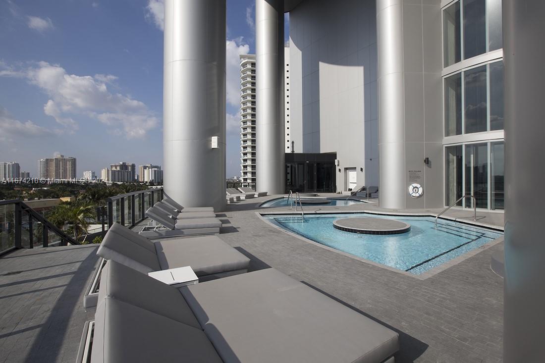 18555 COLLINS AVENUE COND - Residential