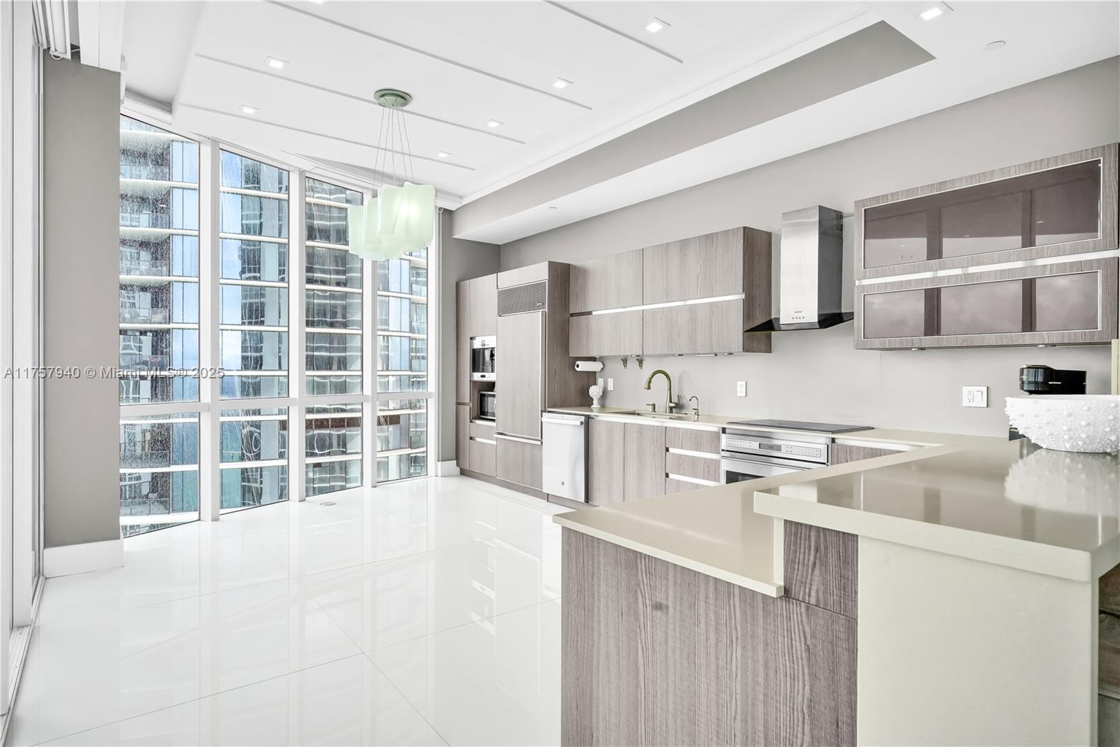 TDR TOWER III CONDO - Residential