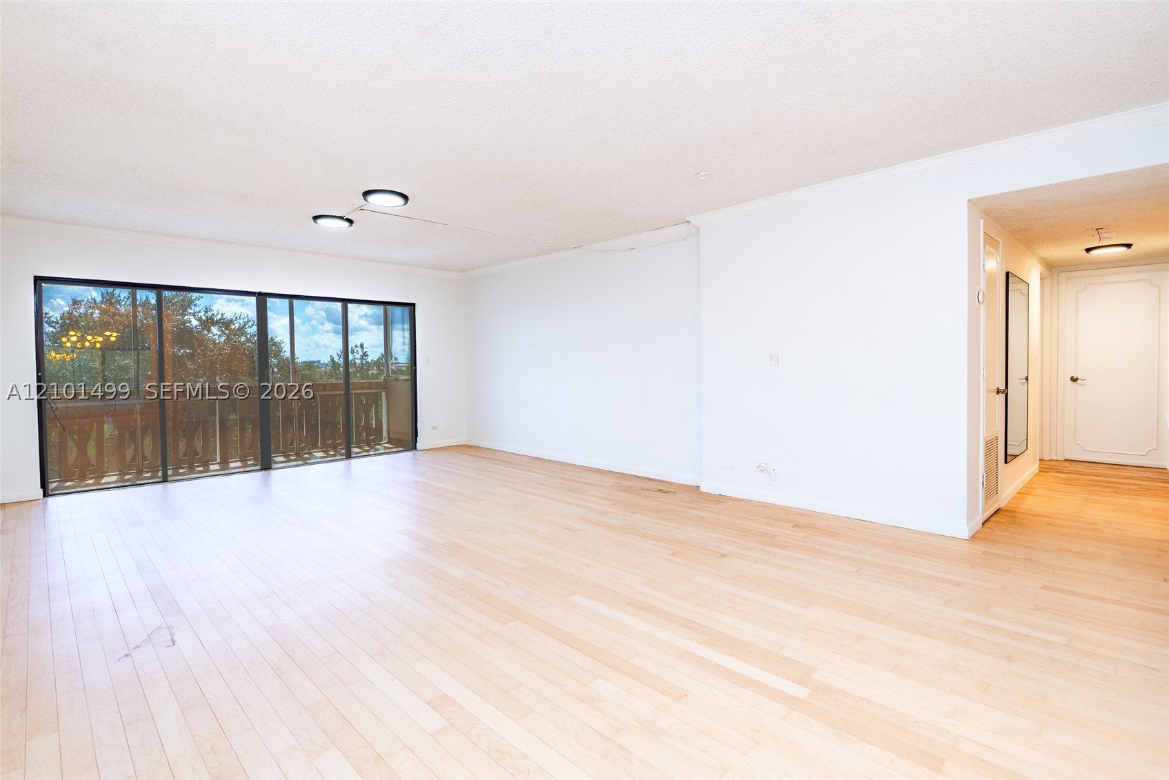 800 NE 195th St 408