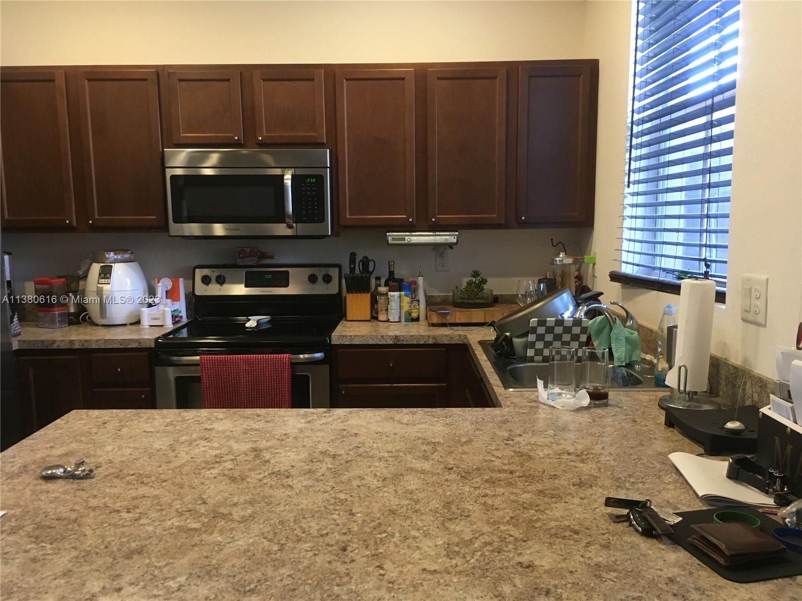Beautiful 4/3 Townhouse in Summerville. One Bedroom and full bath on the first floor. Kitchen with
Stainless Steal Appliances and Pantry. Open Dining, Family and Living Room. 3 Bedrooms and 2 full baths upstairs. Upstairs Laundry Room with Hookups. 1 car garage with 2 additional parking spaces
in the drive way. Security. Elementary School and Fire Station in the Community. High School, Middle School, Turnpike and shopping all with in a mile. Appointment Only, 24 Hour notice , Call or Text listing Agent . Do not disturb Owners. AGENTS, NEED A QUICK CLOSING.