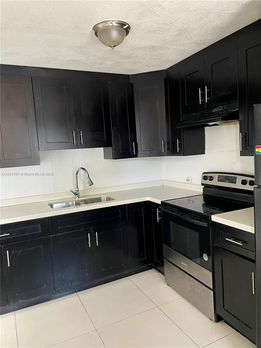 GREAT OPPORTUNITY!! THE OWNER FINANCES, SPACIOUS APARTMENT 2 BEDROOMS AND TWO FULL BATHROOMS IN MAGNIFICIENT CONDITIONS ONE PARKING SPACE, SWIMMING POOL IN THE COMPLEX AND LAUNDRY LOCATED IN NORTH MIAMI BEACH, ROYAL OAKS CONDO.