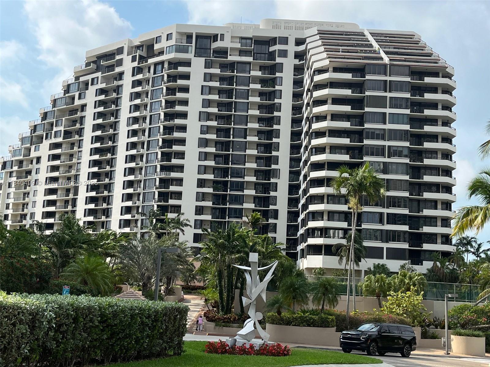 BEAUTIFUL 2/2 IN BRICKELL KEY, EASY TO SHOW