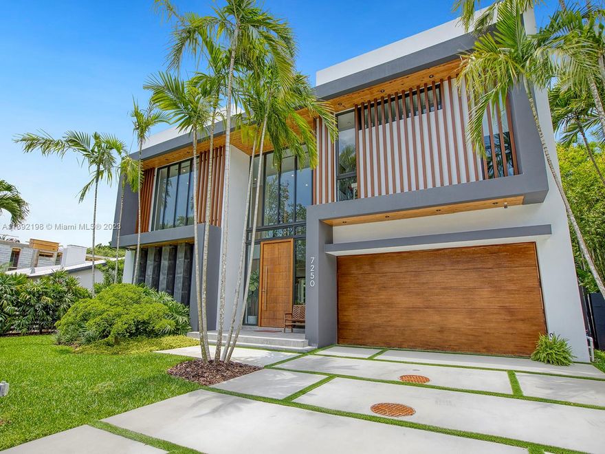 Welcome to High Pines! This new construction home, built in 2022, combines modern design and impeccable craftsmanship. With 4,218 sqft of living space and 10ft+ high ceilings throughout, this residence exudes contemporary elegance. The open floor plan connects the living room, dining area, and gourmet kitchen. The master suite offers a serene escape with an en-suite bathroom and walk-in closet. Enjoy a luscious backyard and a prime location near schools, shopping, and dining. Don't miss this opportunity to own a stunning modern home in High Pines!