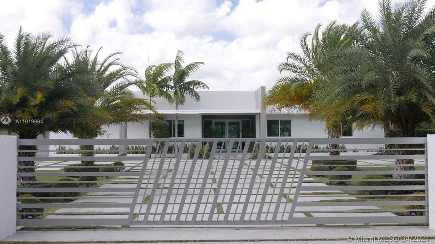 SHORT TERM OR LONG TERM-FULLY FURNISHED! Gated Peaceful Estate on a 54,000 Sq. Ft lot! 
features 4 bedrooms and 5 full bathrooms with 60' long pool,  Gazebo, steam room, outdoor kitchen Great for entertaining. Garage and additional parking in front,  Close to touristic attractions: Florida Keys, Marina, Metro Zoo, Everglades, Homestead Miami Speedway, Nurseries, Museums, etc. 

RENTAL: WEEKLY, MONTLY, AND YEARLY. ( $5,000  Weekly Rental )