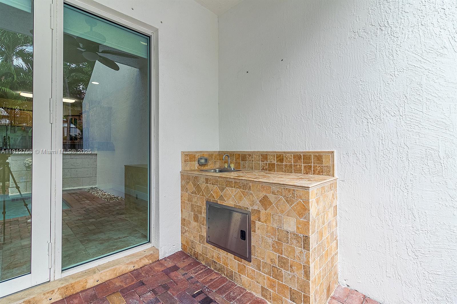 BISCAYNE REALTY COS SUB O - Residential Lease