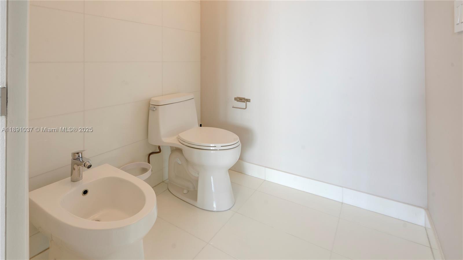 PARAMOUNT BAY CONDO - Residential Lease