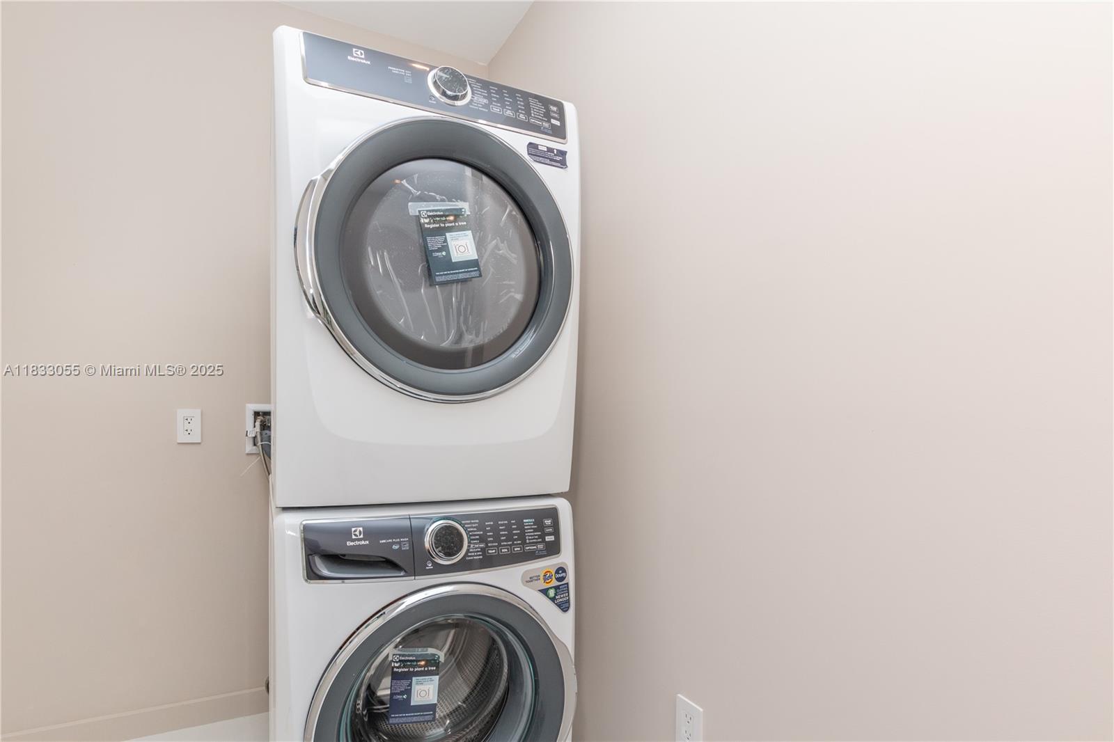 PARAMOUNT MIAMI WORLDCENT - Residential Lease