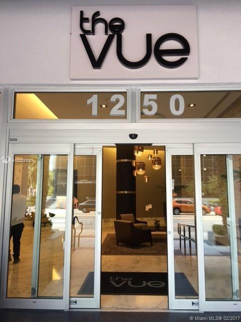 Great location! Enjoy this beautiful and spacious unit with amazing city views in the heart of Brickell. Live the dream and enjoy complete amenities including fitness center, pool, spa, media room, business center, sun deck, inter net, party room, 24 hours security, valet, concierge, & much more. Enjoy spectacular sunsets from a huge balcony. Magnificent building surrounded by recognized restaurants, bars and a lot of activity.