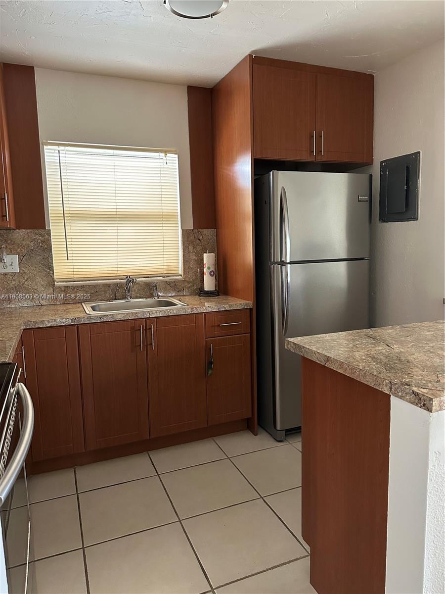 SANTA MONICA CONDOMINIUM - Residential