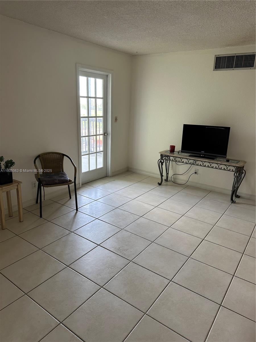 SANTA MONICA CONDOMINIUM - Residential