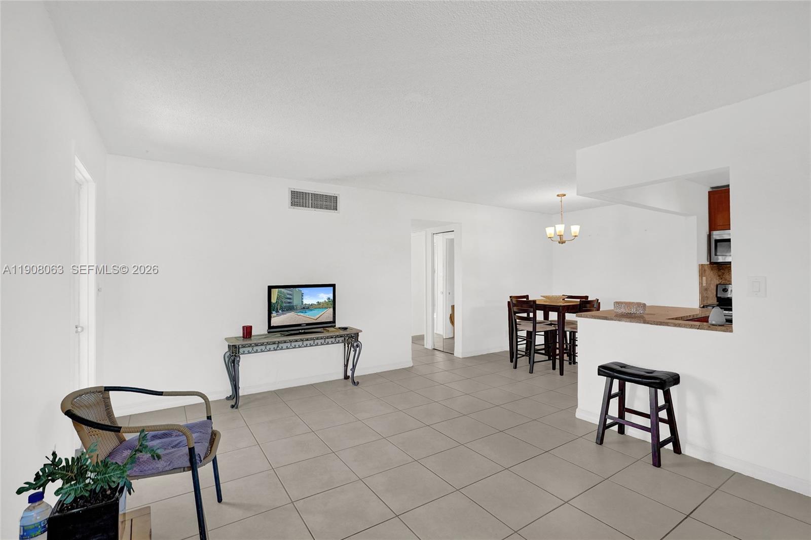 SANTA MONICA CONDOMINIUM - Residential